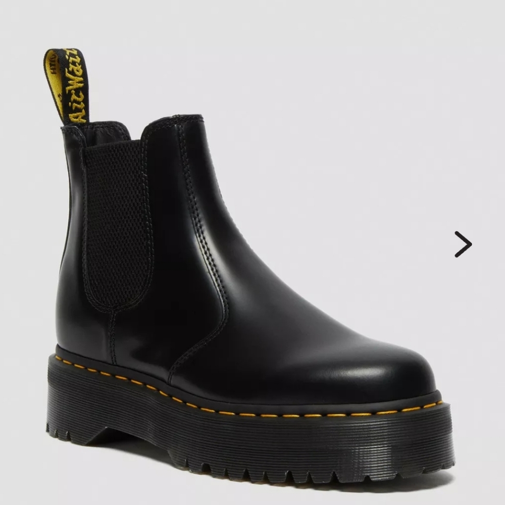 NWOB Dr. Martens 2976 Smooth Leather Platform Chelsea Boots
